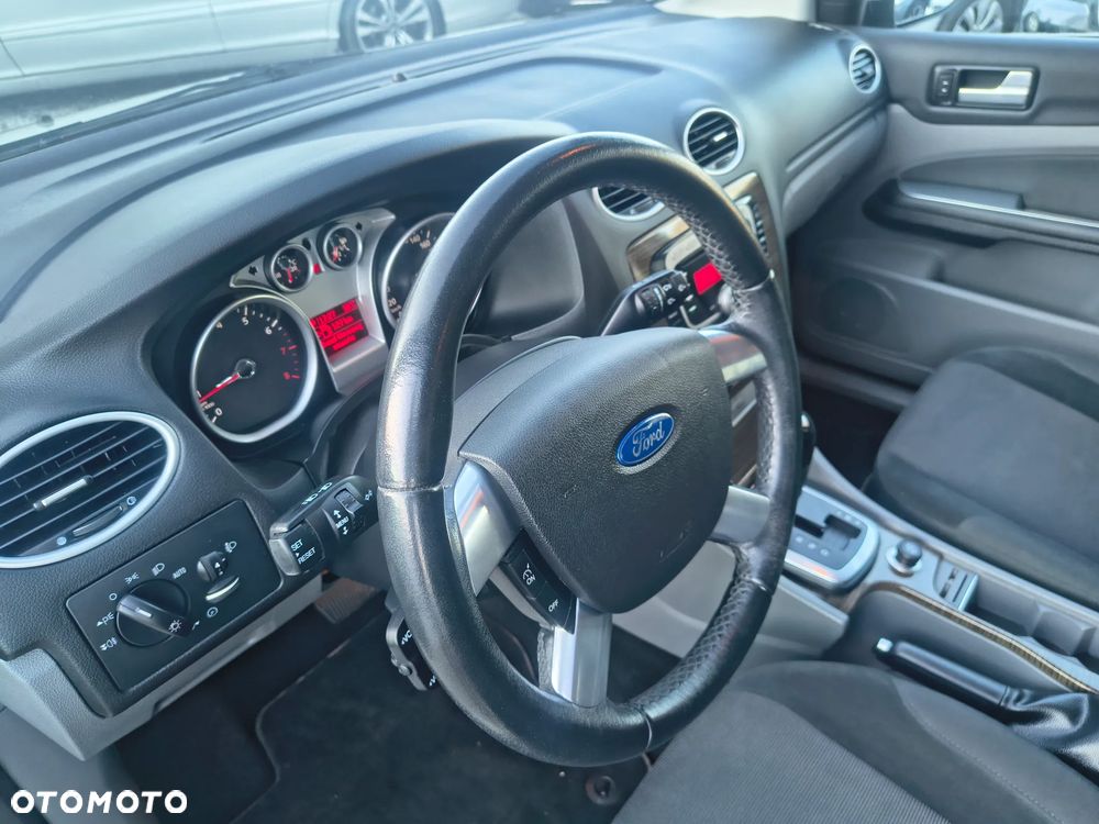 Ford Focus 1.6 Ghia - 23