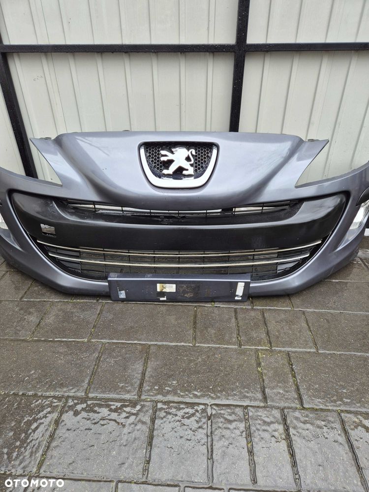 Zderzak przód przedni Peugeot 308 rok 10 kod lak KTHC - 3
