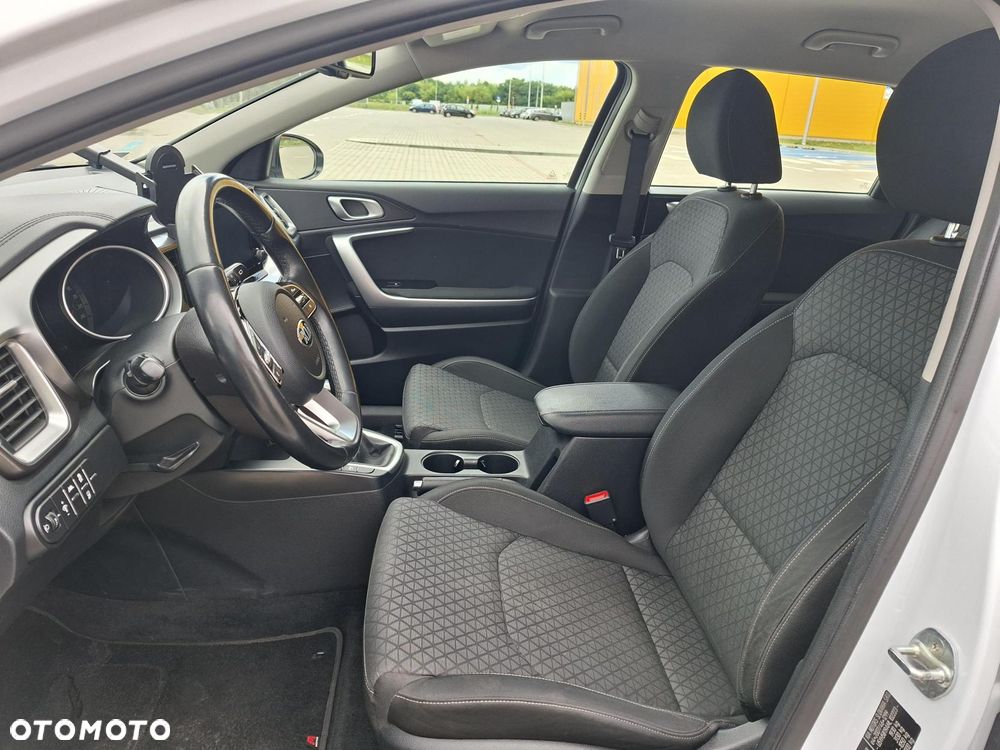 Kia Ceed 1.6 CRDi mHEV Business Line - 11
