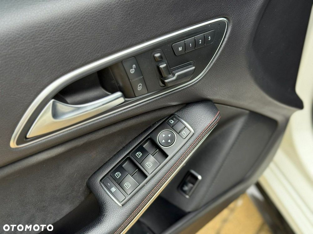 Mercedes-Benz CLA 45 AMG 4-Matic - 22