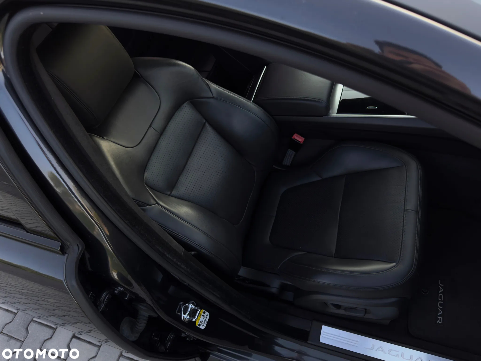 Jaguar XF 3.0 TDV6 R-Sport - 25