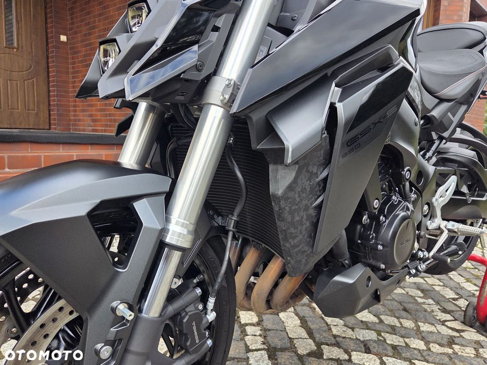 Suzuki GSX - 27