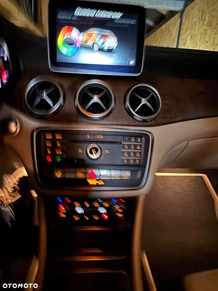 Mercedes-Benz GLA 200 7G-DCT Urban - 15