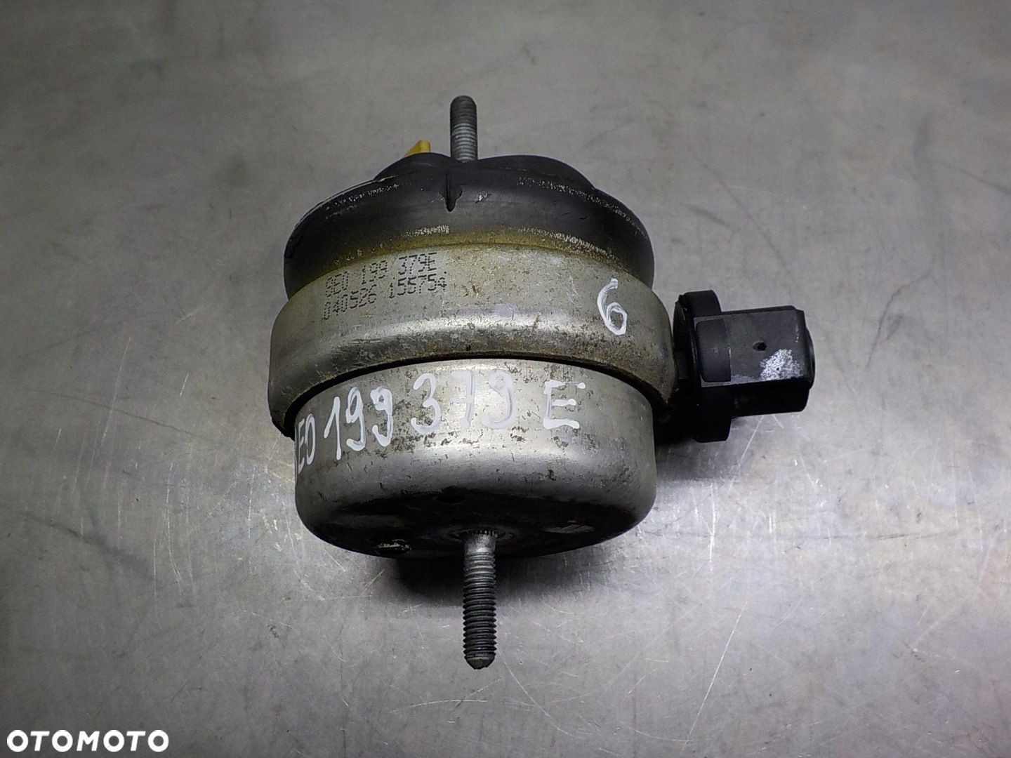 AUDI A6 C6 2.5 2.0 ŁAPA PODUSZKA SILNIKA 8E0199379E - 1