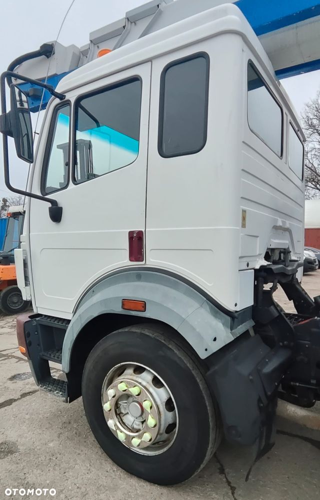 Mercedes-Benz 1827 - 4