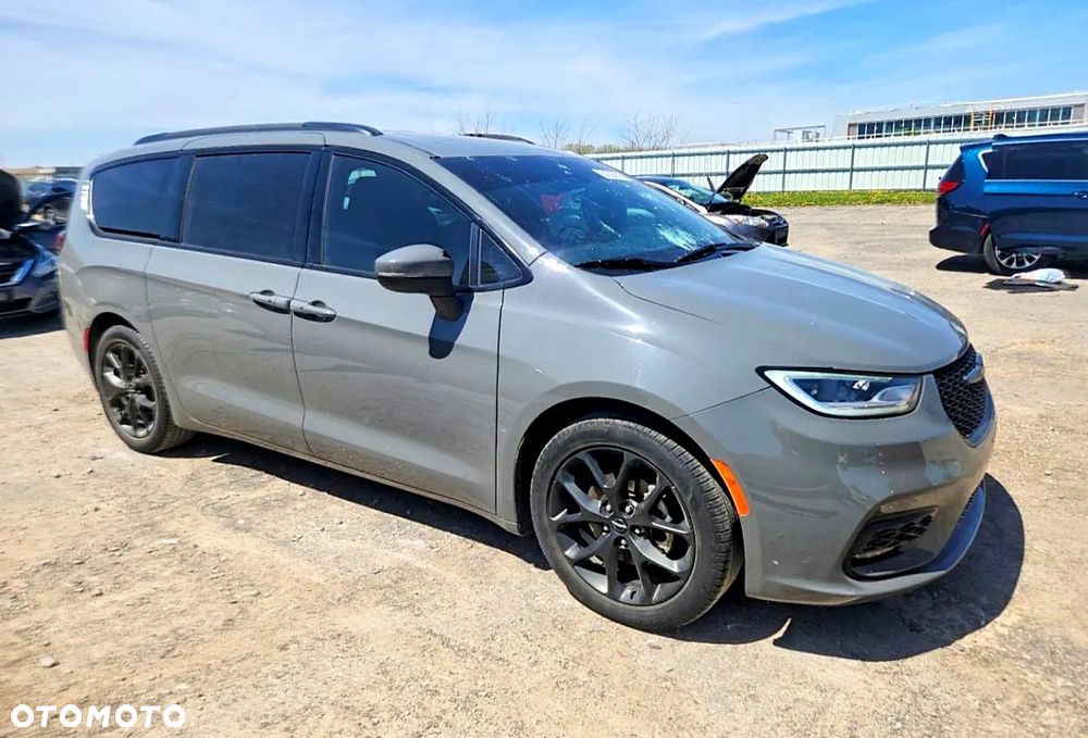 Chrysler Pacifica - 4