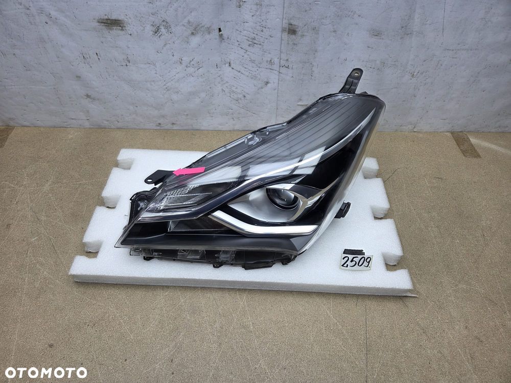 Toyota Yaris III 3 lift 17-20r lampa lewy lewa przód przednia - 2