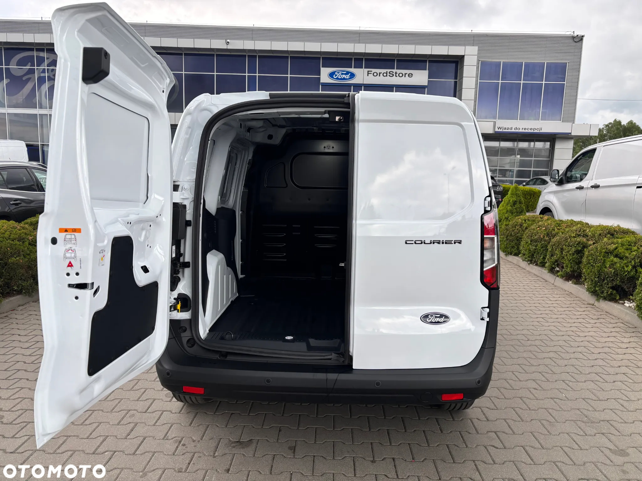 Ford Transit E-Courier Van - 10