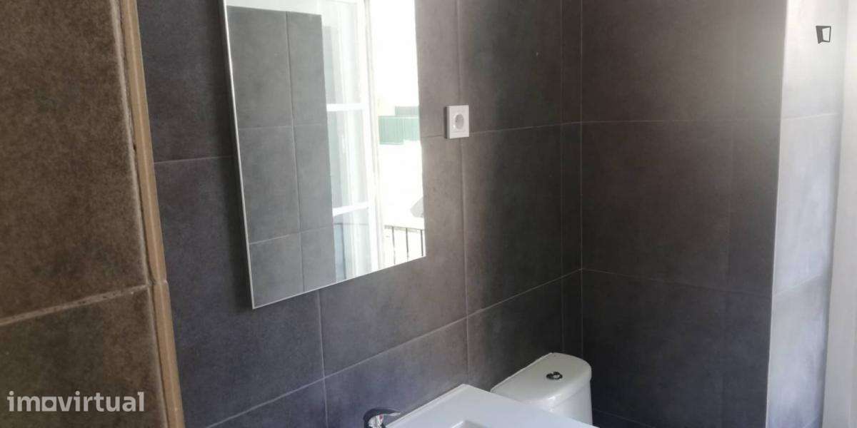 Quarto - localizado em Anjos Lisbon - Grande imagem: 3/27