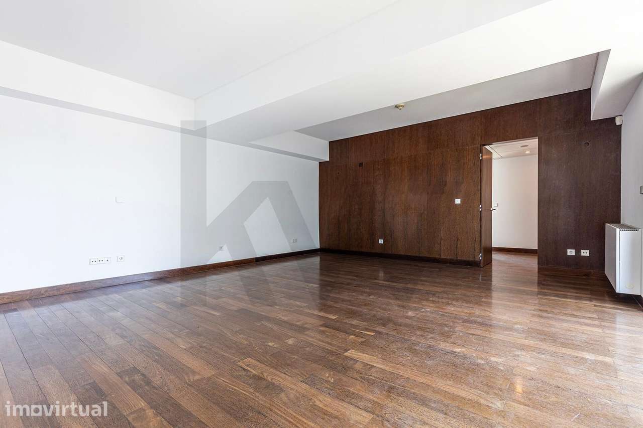 Apartamento T1 | 95m2 | Avenidas Novas | Garagem | Varanda - Grande imagem: 4/25
