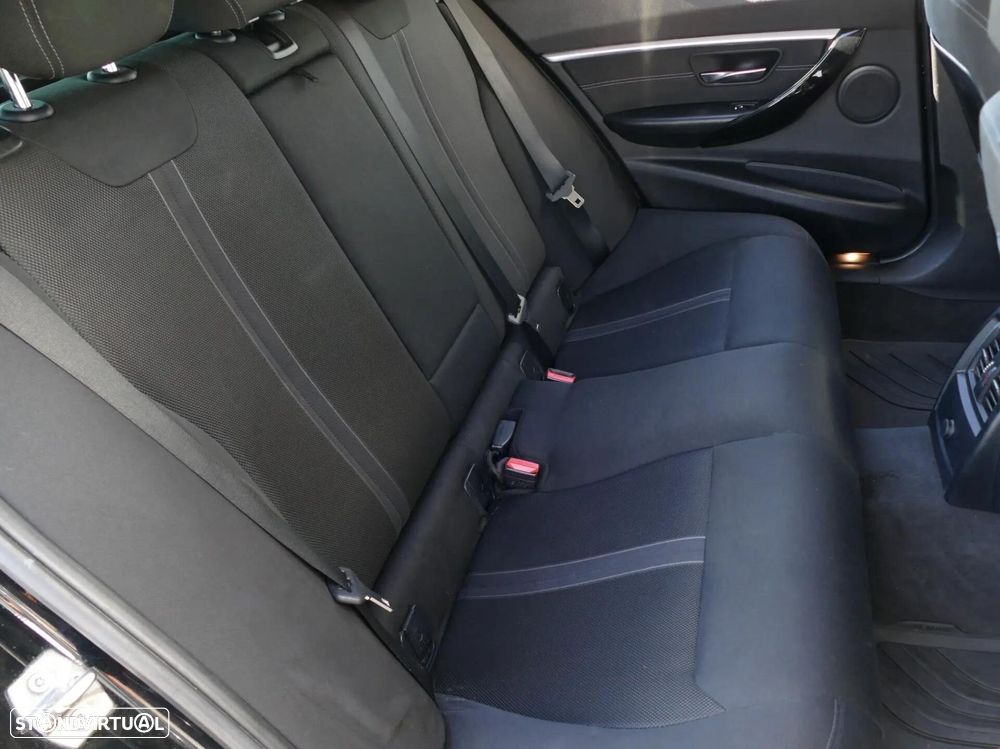 BMW 318 d Line Sport - 35