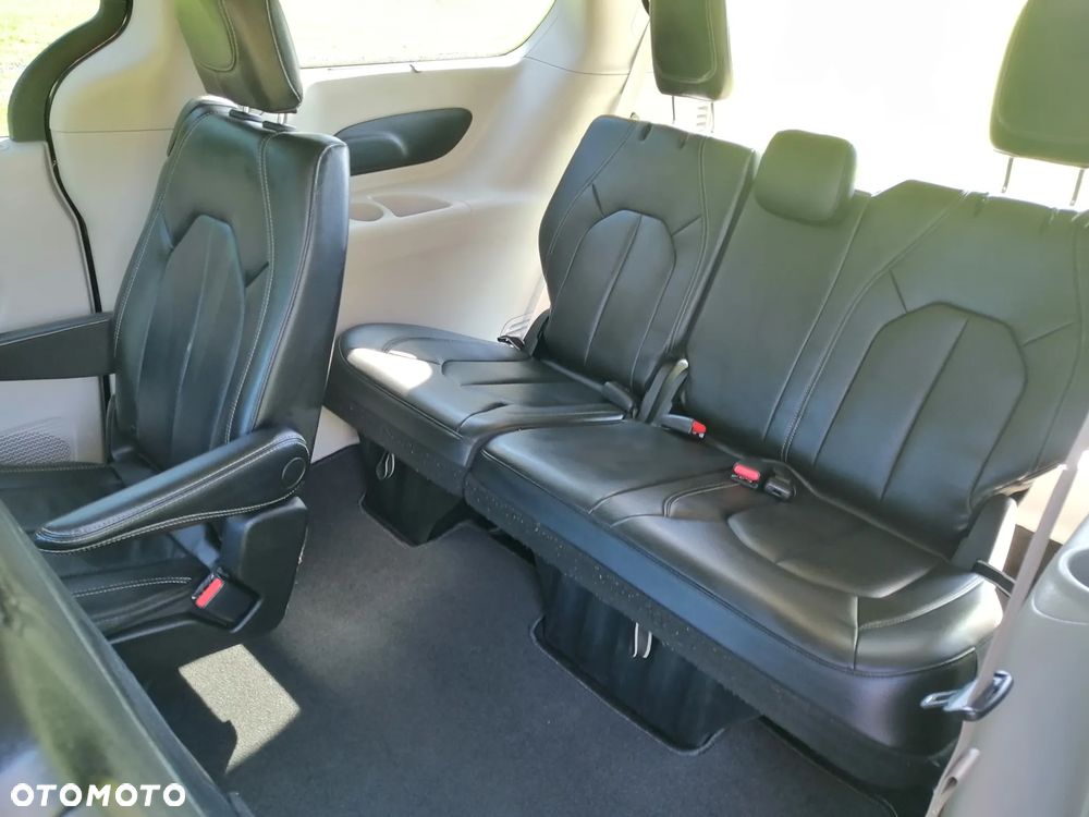 Chrysler Pacifica - 11