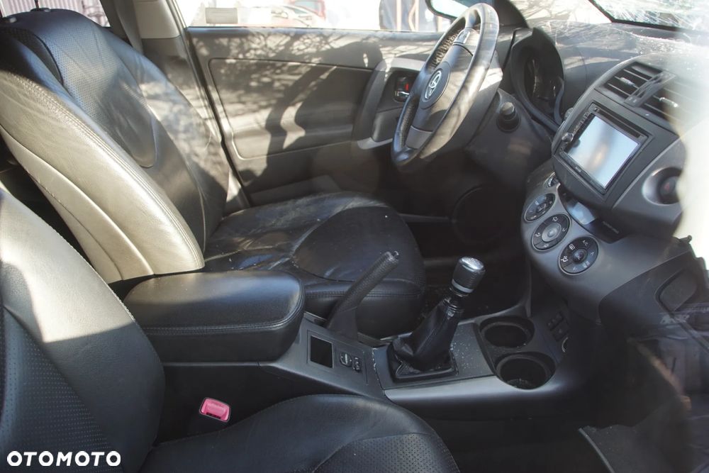 Auto na części - Toyota RAV4 III 2.2 D-4D 136 KM 2AD-FTV EA62 202 2008R Silnik Skrzynia Drzwi Błotnik Klapa Zderzak Lampa Lusterko Klamka Szyba Deska Kokpit Sterownik Moduł Czujnik Licznik Wyświetlacz Panel Kierownica - 15