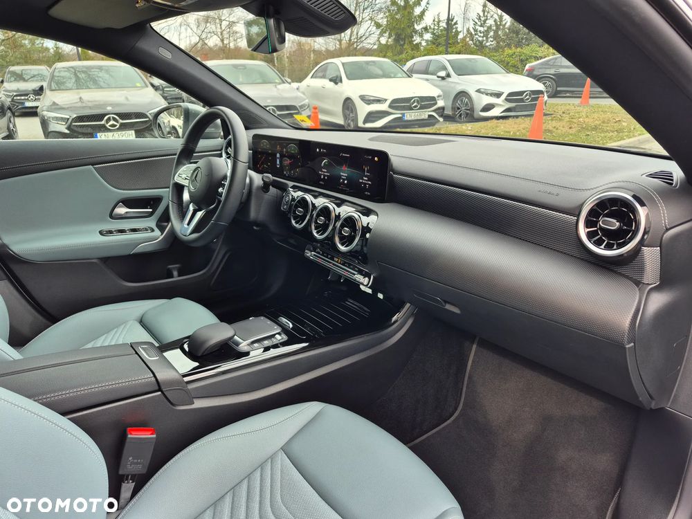 Mercedes-Benz CLA 180 7G-DCT - 32