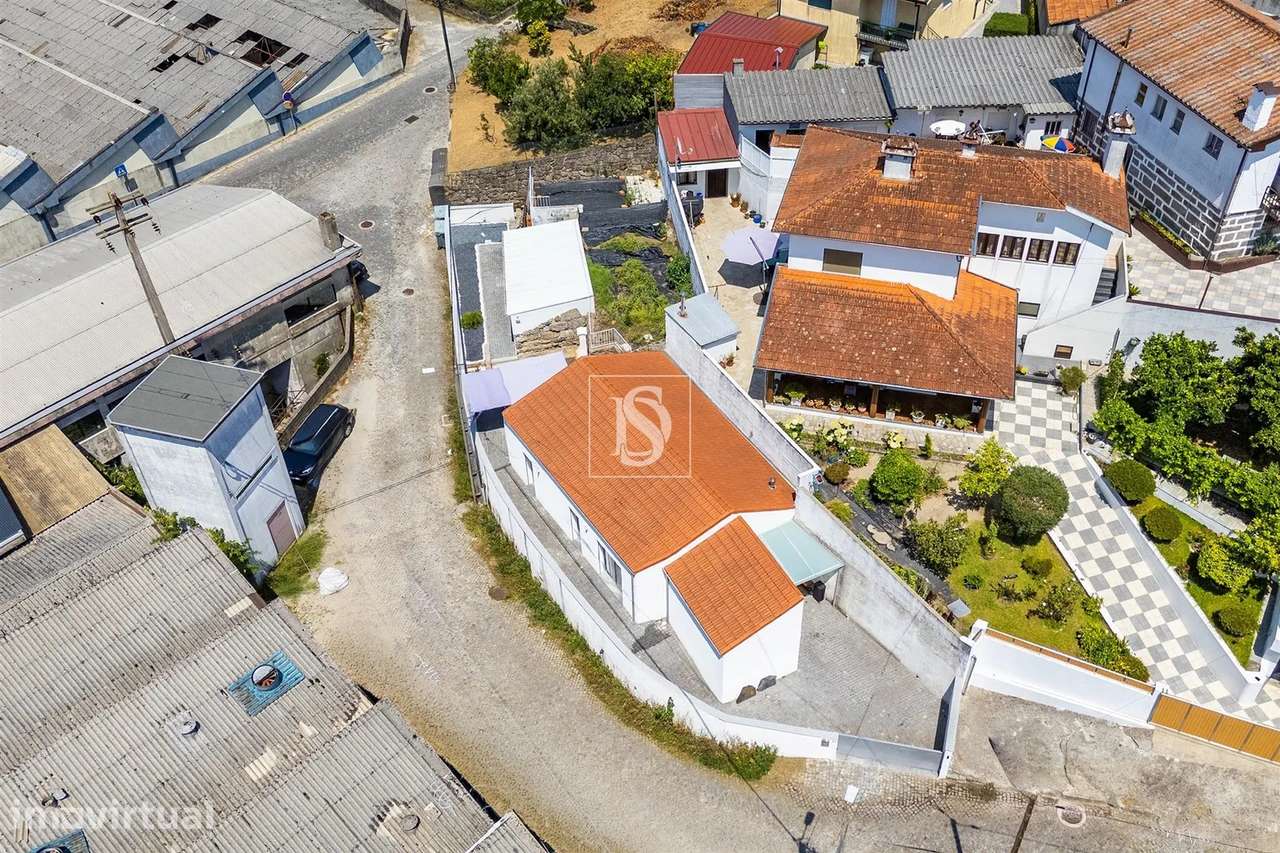 Moradia Térrea T2+1 Renovada | São Martinho do Campo - Grande imagem: 3/47