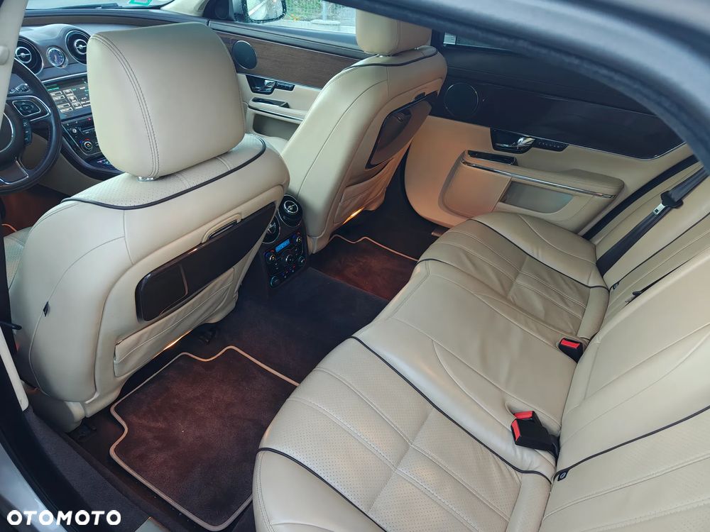 Jaguar XJ - 9