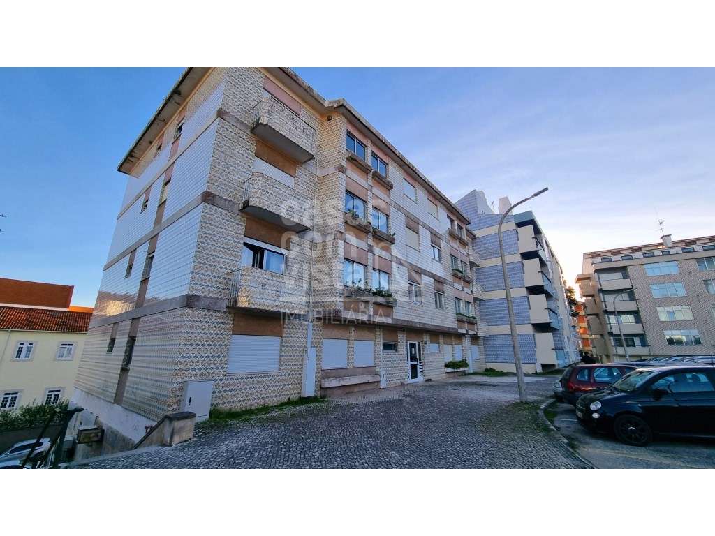 Apartmento T3+1 encontra-se situado numa das zonas mais nobres e ce... - Grande imagem: 2/15