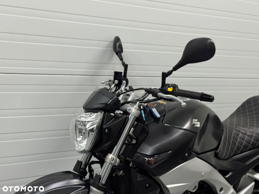 Suzuki GSR - 19