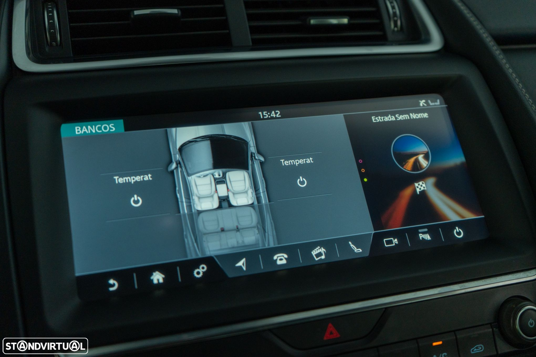 Jaguar E-Pace 2.0 i4D R-Dynamic - 25