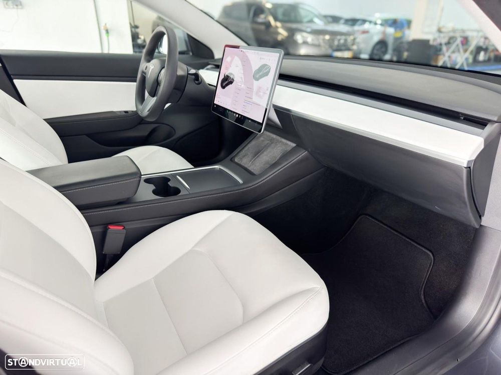 Tesla Model 3 - 32