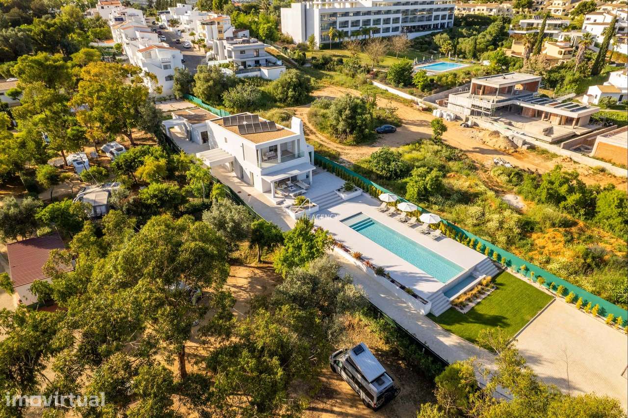 Exclusiva Propriedade com duas casas independentes no Coração de Alvor - Grande imagem: 2/60
