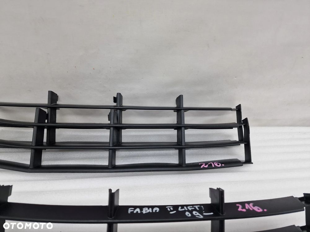 SKODA FABIA II LIFT / ROOMSTER 09- KRATKA ŚRODKOWA ZDERZAKA PRZEDNIEGO , NR 5J0853677A , NR AUKCJI K216 - 4