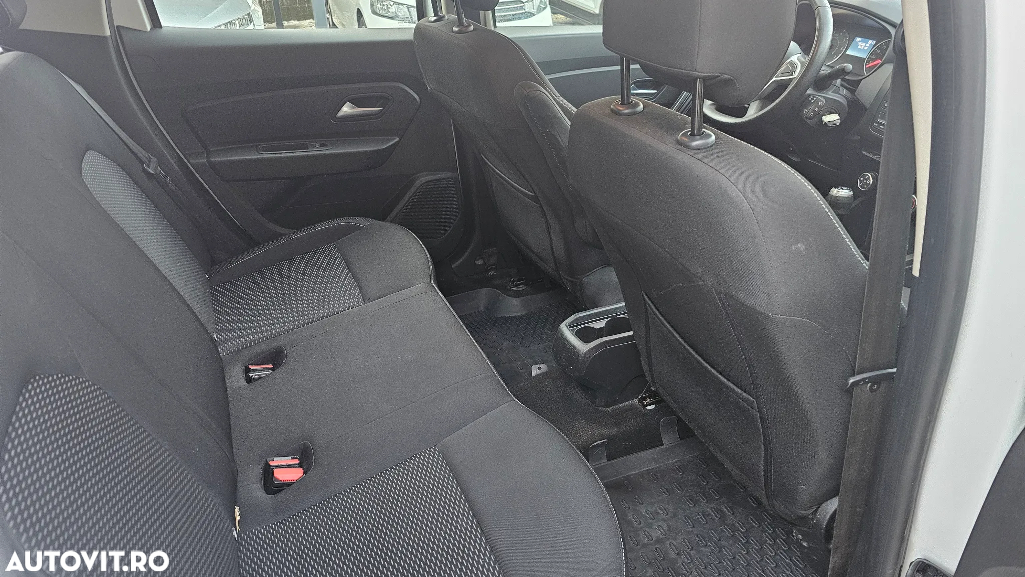 Dacia Duster 1.6 4x4 Laureate - 12