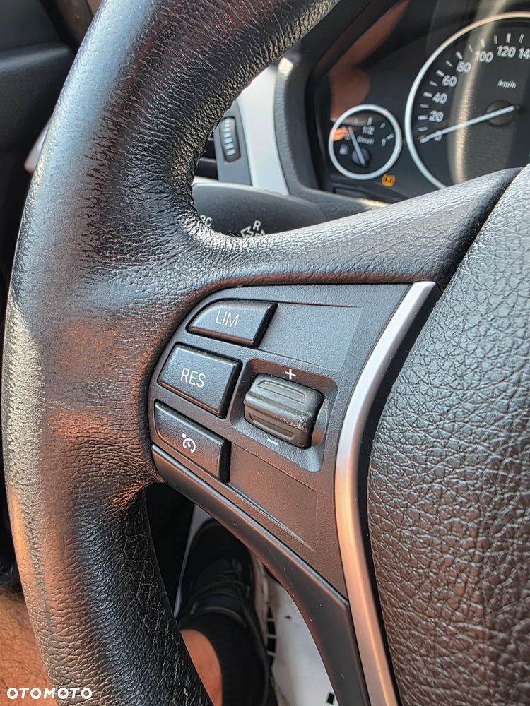 BMW Seria 3 320d xDrive - 27