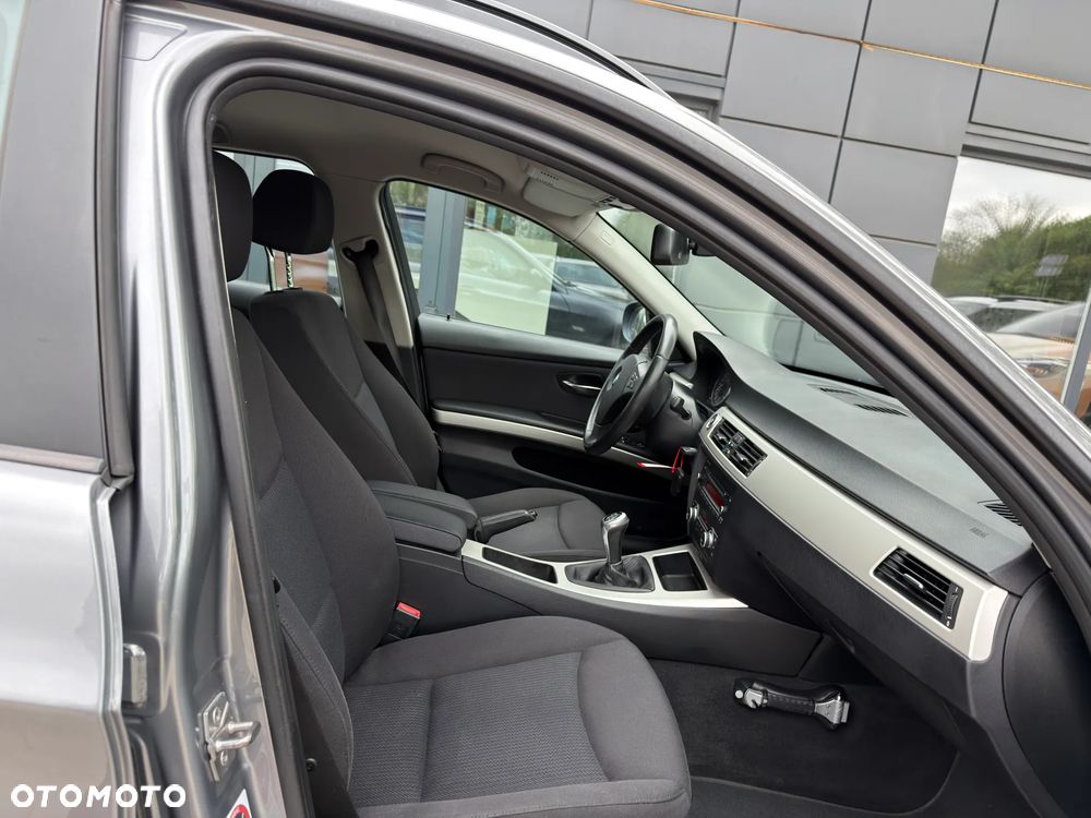 BMW Seria 3 318d - 26