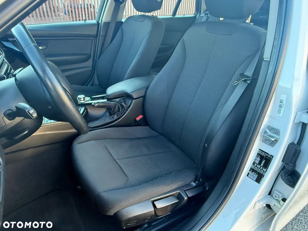 BMW Seria 3 318d M Sport Shadow - 26