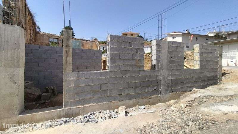Prédio com 7 ou 8 habitações para recuperar em Pindelo - Grande imagem: 3/12