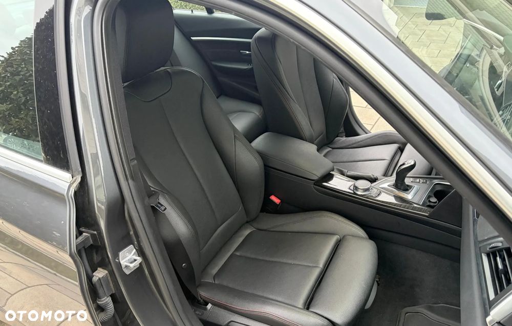 BMW Seria 3 330i xDrive Edition Luxury Line Purity - 26