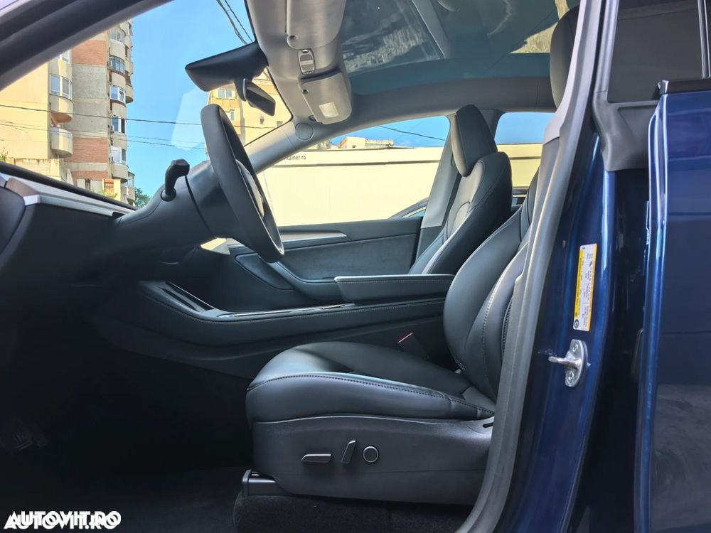 Tesla Model Y Long Range AWD Premium - 11