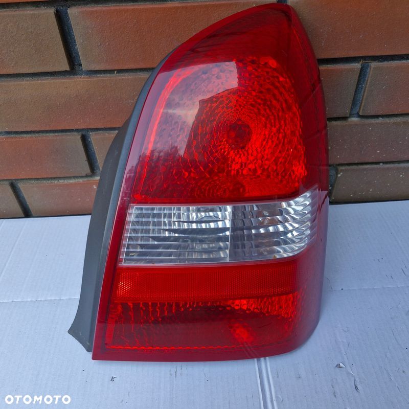 NISSAN PRIMERA P12 02- Lampa tylna prawa sedan - 1