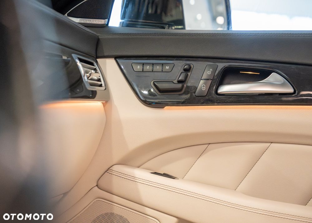 Mercedes-Benz CLS 500 4-Matic BlueEff - 28