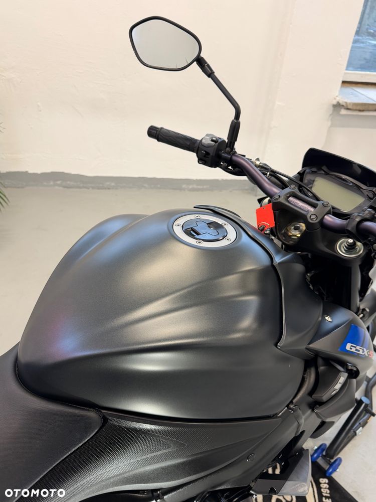 Suzuki GSX - 16