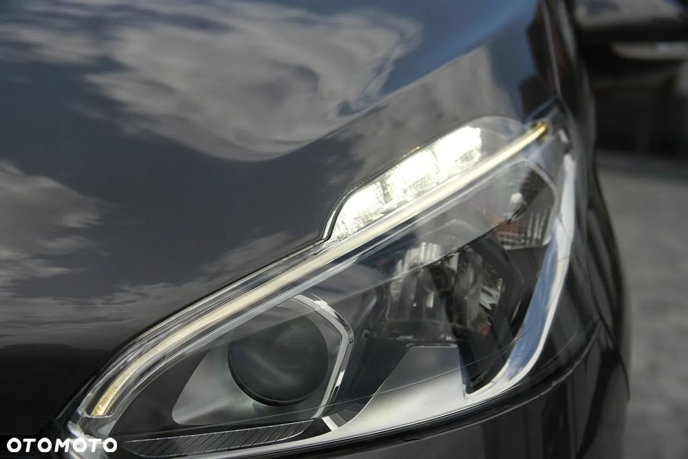 Peugeot 208 - 8