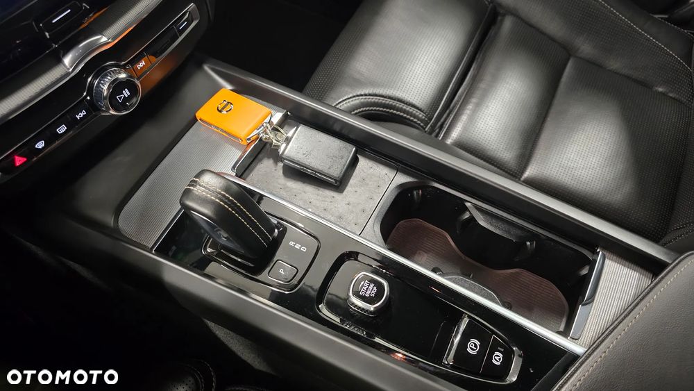 Volvo XC 60 B4 D AWD Plus Dark - 22