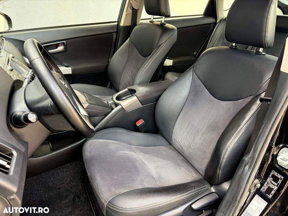 Toyota Prius (Hybrid) Executive - 12