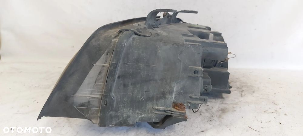 .  PRZOD PRZEDNIA LAMPA PRAWA AUDI A4 B6 - 5