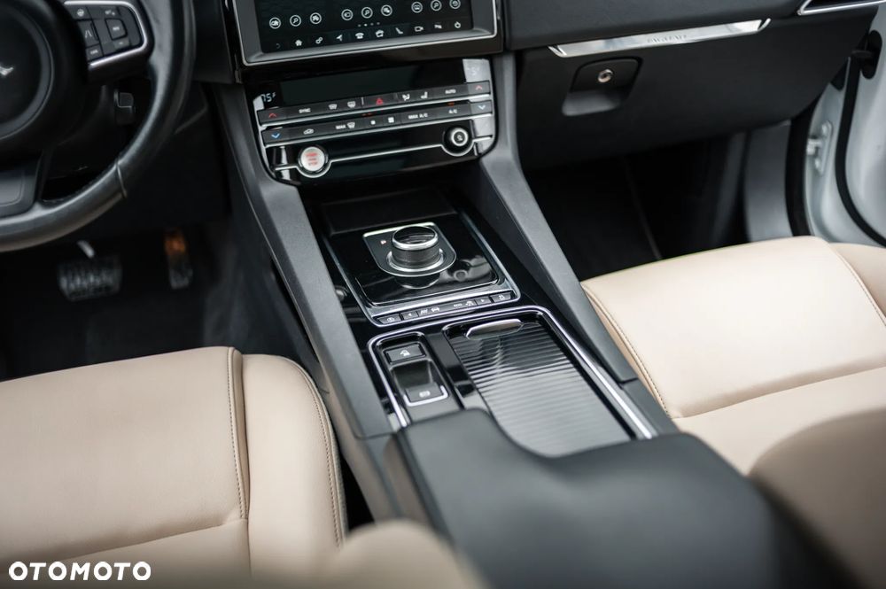 Jaguar F-Pace P250 AWD - 26