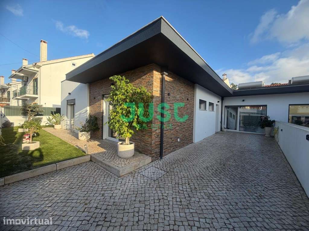 Moradia, isolada, T3+1, seminova com piscina na Quinta do Conde - Grande imagem: 2/29