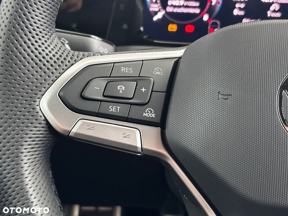 Volkswagen Golf 1.5 TSI R-Line Plus - 26