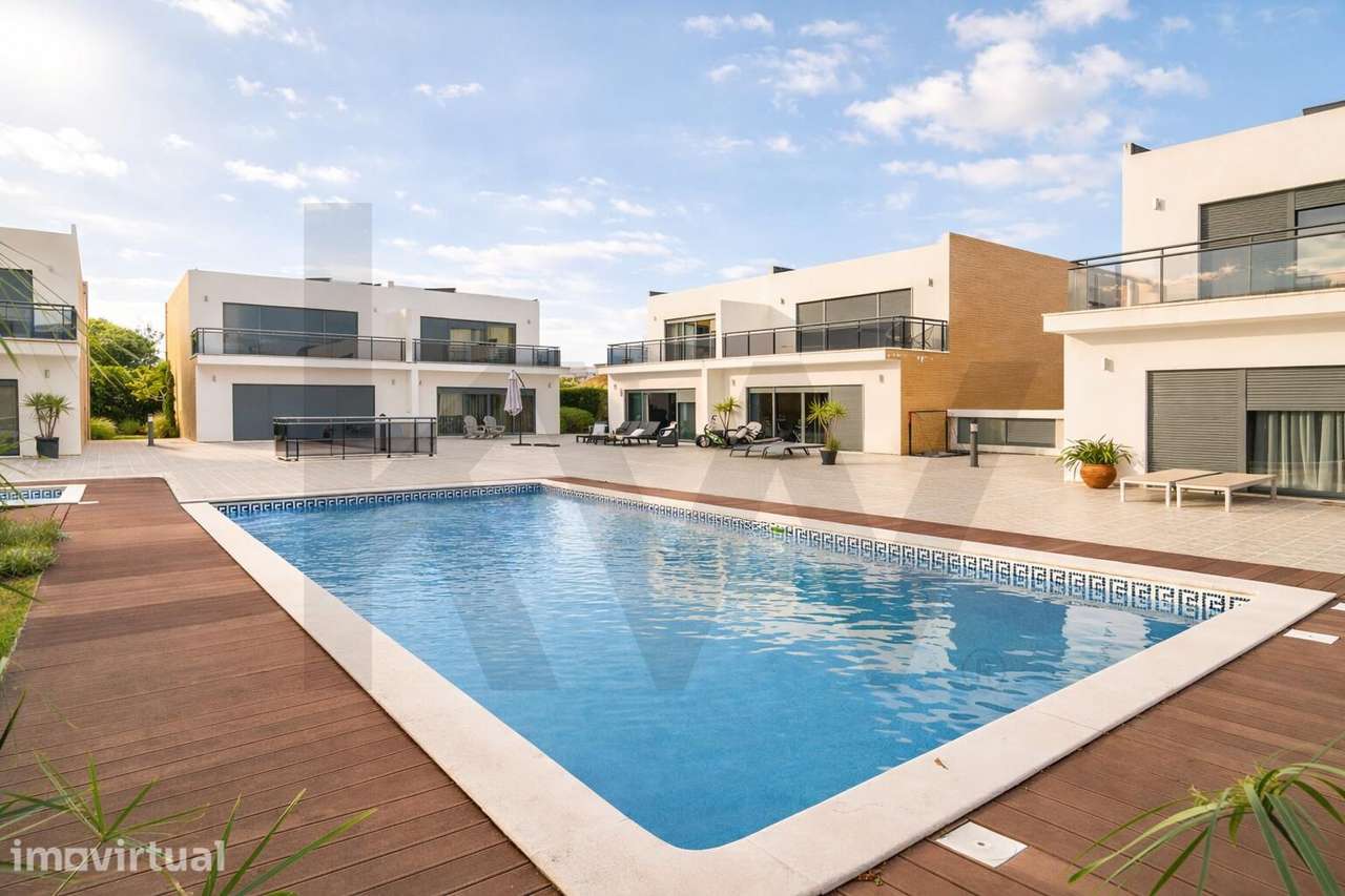 Moradia T4 em condomínio fechado com piscina, garagem e excelente l - Grande imagem: 4/44