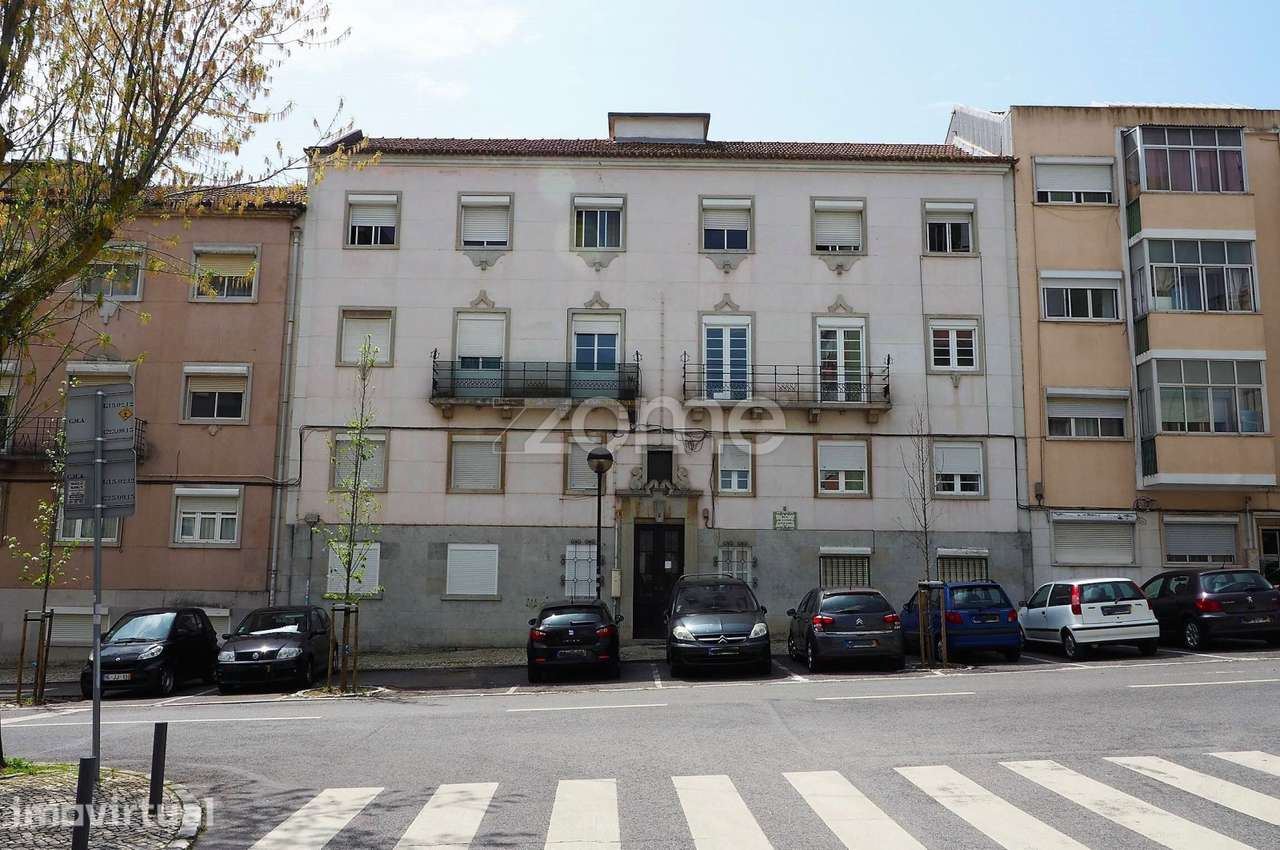 Amadora, Mina - Apartamento T2, R/C totalmente remodelado com terraço