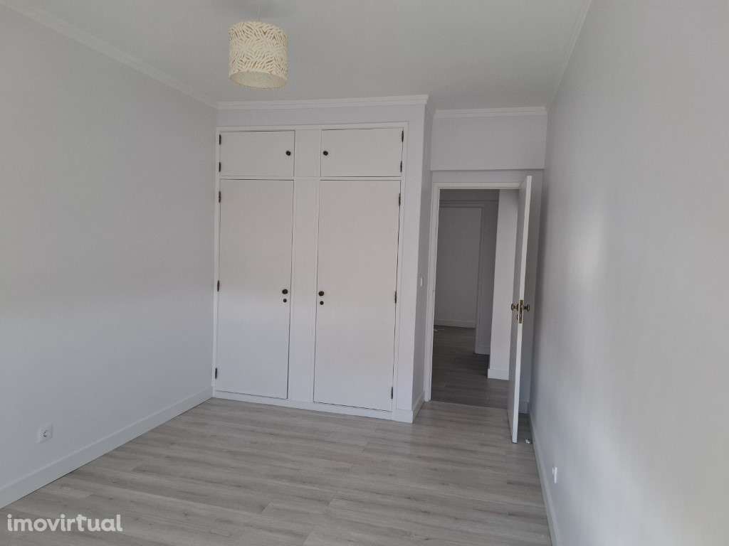 Apartamento de 3 assoalhadas remodelado junto à 'Igreja da Ramada' - Grande imagem: 3/6