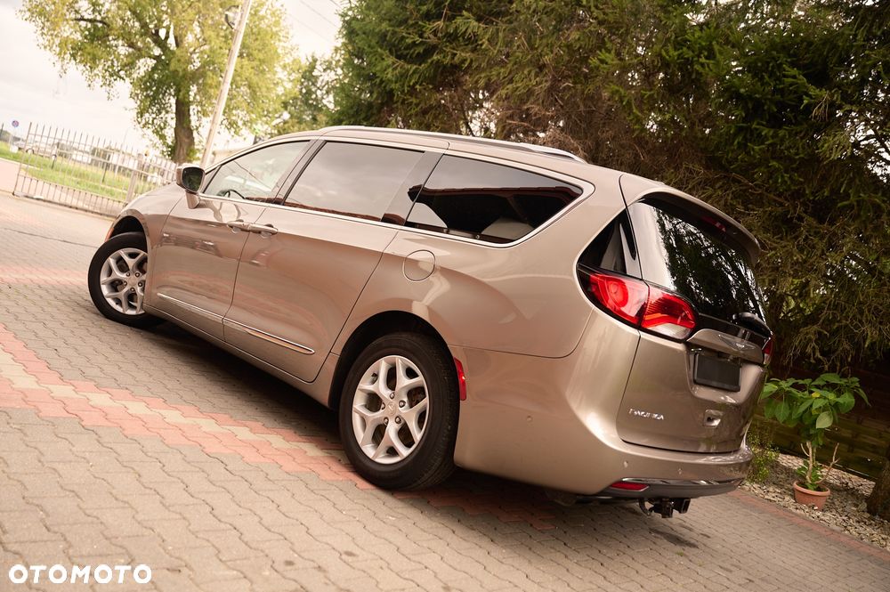 Chrysler Pacifica - 10
