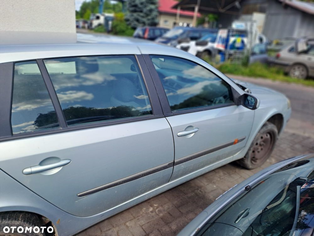 Renault Laguna II Grandtour (01-05r.) 1.9 D 100KM. Silnik F9Q 752 Skrzynia JR5 012 lakier TEB64 – GRAY SIDERAL BC.Cały na części.GWARANCJA !!! Przód Tył Zestaw Komplet Drzwi Klapa Zderzak Błotnik Maska Grill Atrapa Szyba Pas Lampa Lusterko Boczki Fotel Kanapa Kokpit Deska Rozdzielcza Przełącznik Włącznik Sterownik Przewody Wiązka Instalacja Moduł Komputer Czujnik Listwa Pompa Alternator Wtryski Głowica Rozrusznik Kompresor Sprzęgło Dwumas Silnik Skrzynia ABS Klimatyzacji Paliwa Wspomagania Kolektor Turbina Przepustnica Zawór Chłodnica Koło Hak Belka Sanki Zawieszenie Mcpherson Półoś Amortyzator Wydech Tłumik Zacisk Most - 3