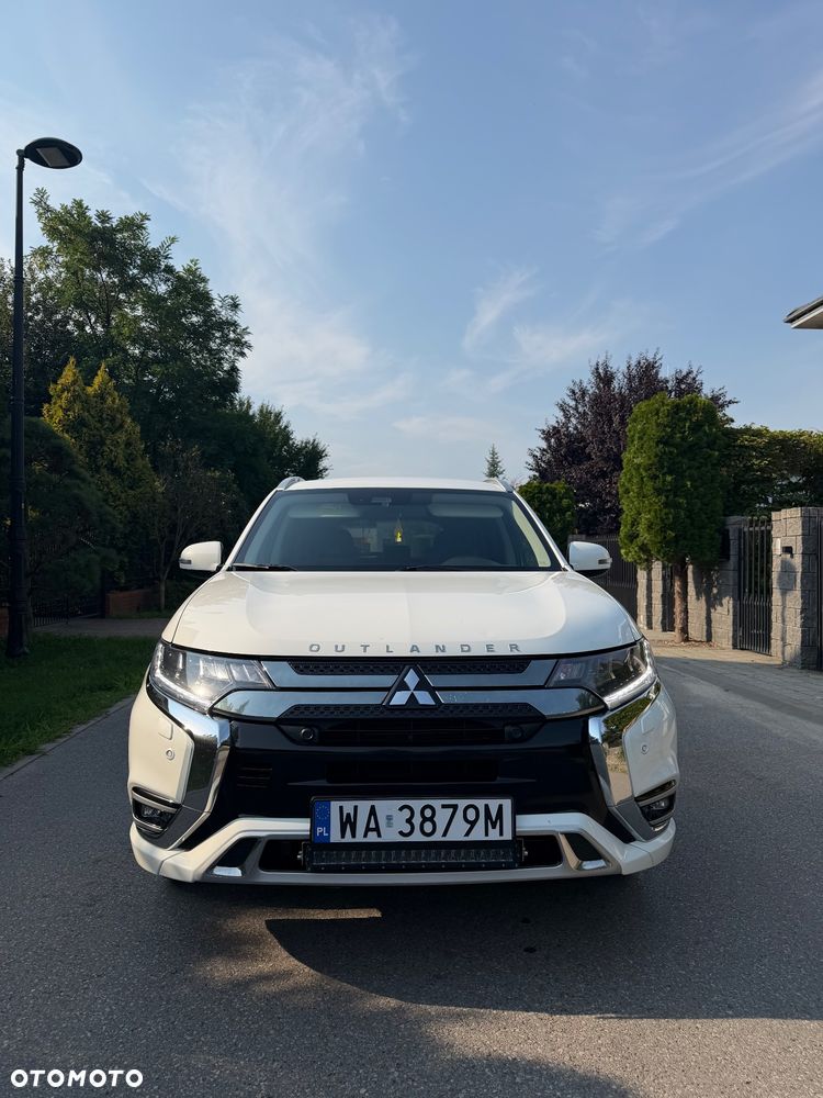 Mitsubishi Outlander - 2