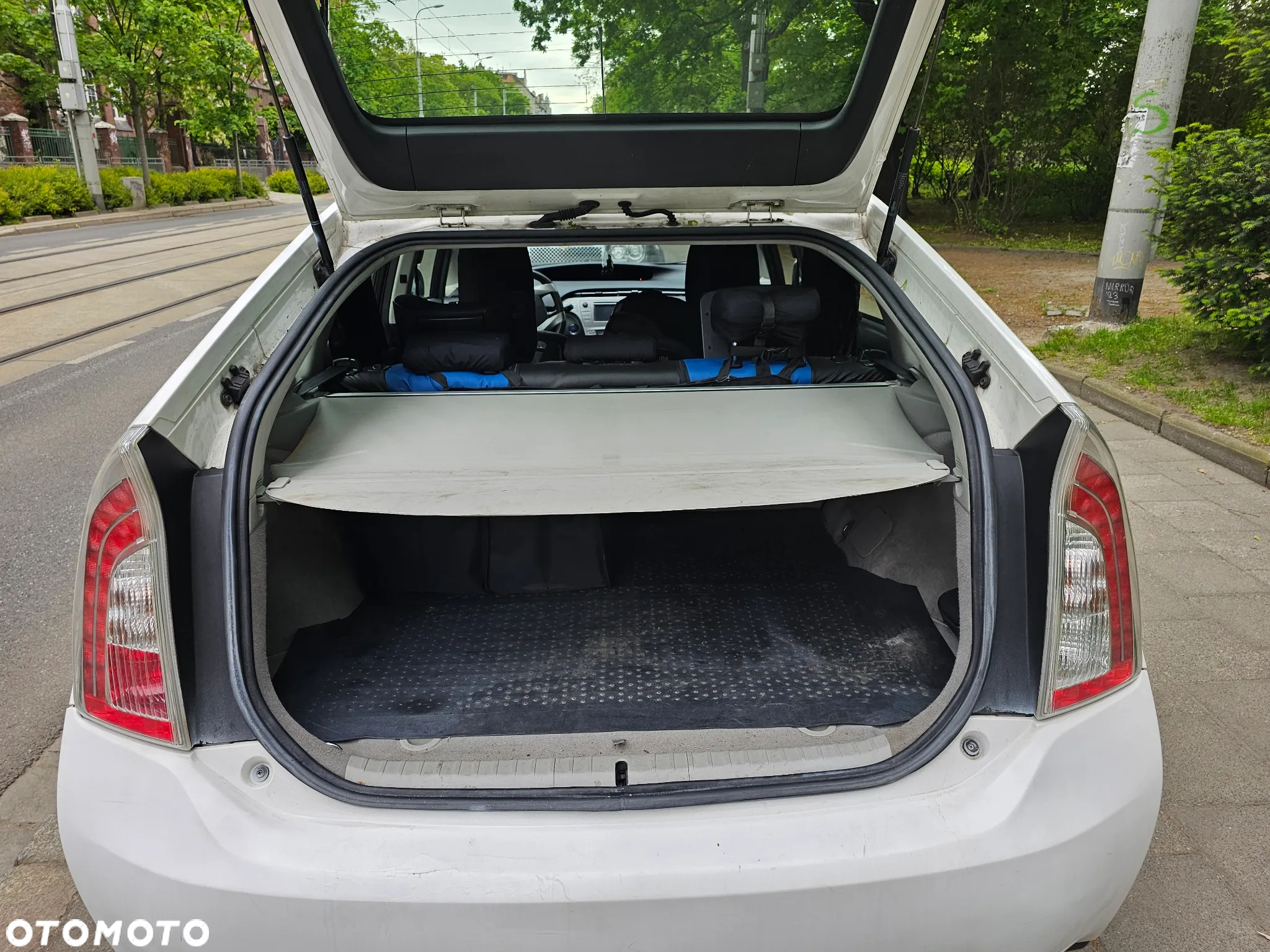 Toyota Prius (Hybrid) - 11
